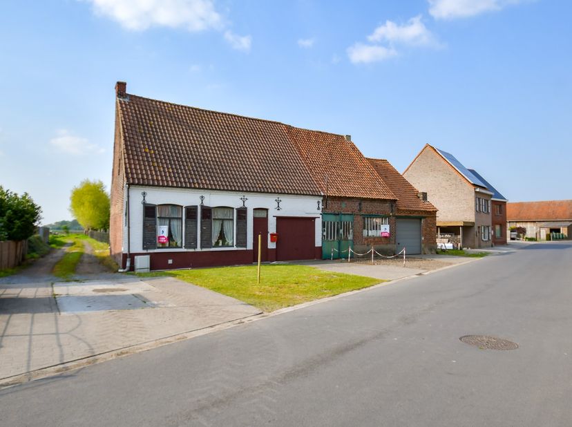 UITERST LANDELIJK EN IDYLLISCH gelegen en volledig te renoveren of te slopen woning met loods.&lt;br /&gt;
&lt;br /&gt;
De woning bevindt zich op een oppervlakte