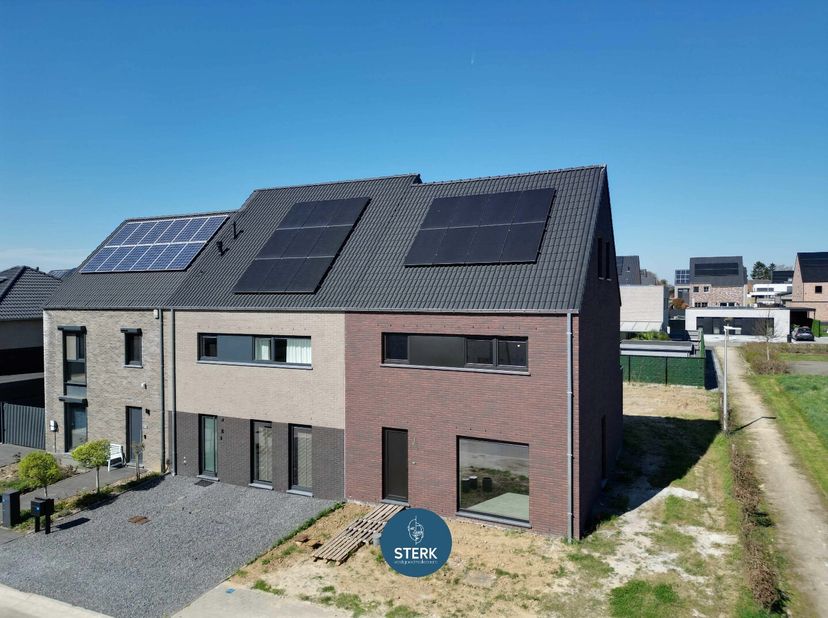 RECENTE BEN-WONING MET 3 SLPKS + RUIME ZOLDER TE VELDWEZELT !&lt;br /&gt;
We vinden deze halfopen woning met een bewoonbare oppervlakte van 175 m² terug op