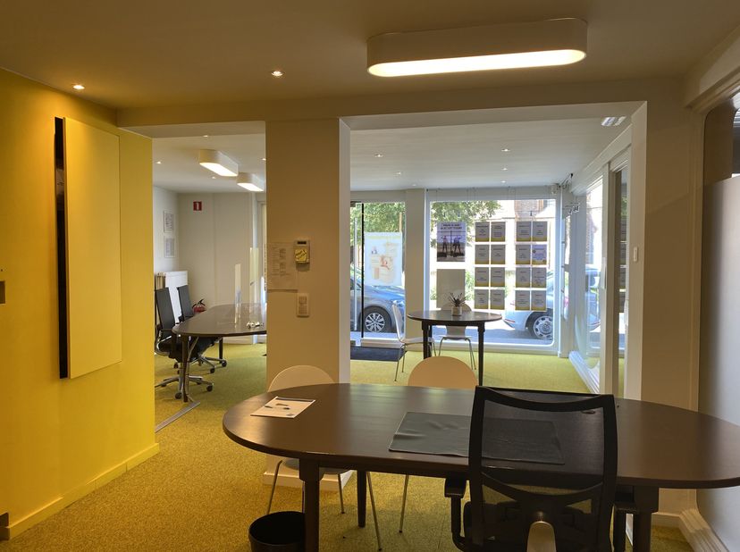 Cet espace de bureau d&#039;environ 135 m² est disponible à la location dans le centre de Roeselare, à 100 m de la Grote Markt. &lt;br /&gt;
Espace de plain-pied