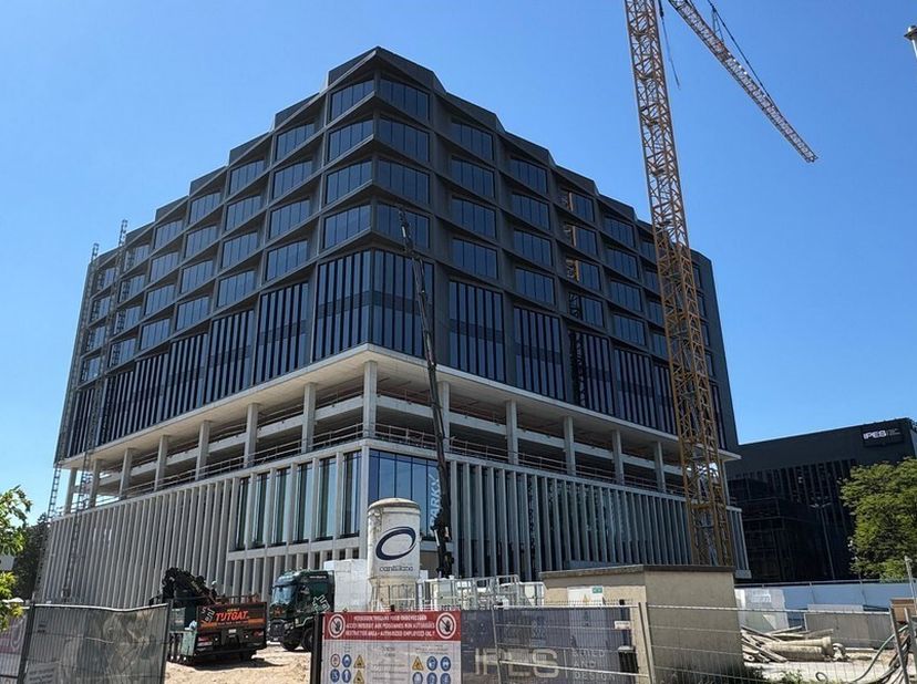 672m² nieuwbouw kantoren (uitbreidbaar tot 2196m² op verdiep) in groot complex met mix van kantoren, winkels en sportaccommodatie&lt;br /&gt;
Ligging: aan d