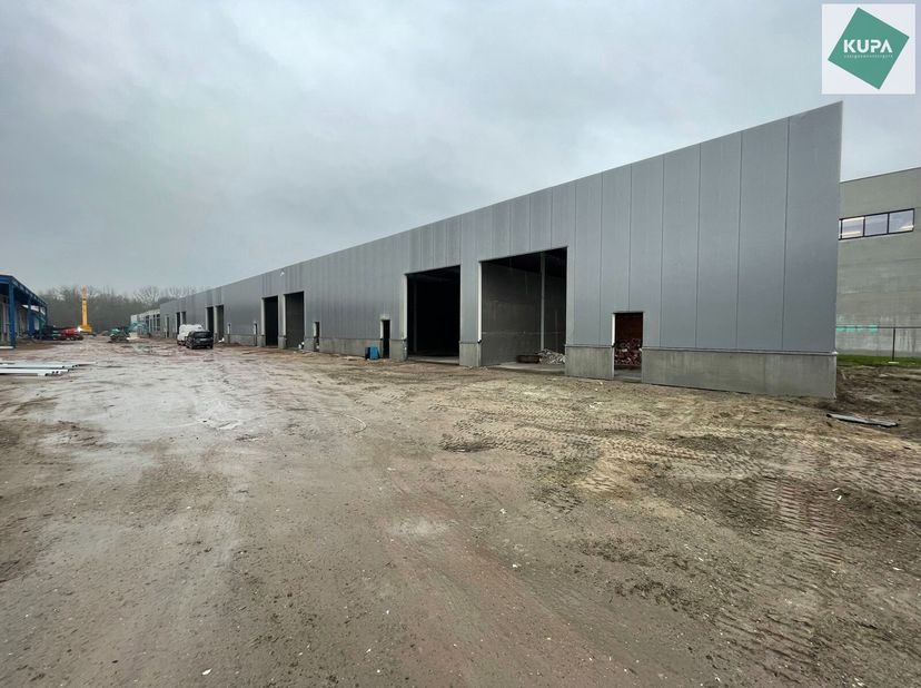 Langs de Pathoekeweg in Brugge verrijst binnenkort het KMO Park PORTIS, dit op de voormalige Philipssite. Met 49 afgewerkte KMO-Units, variërend van 1