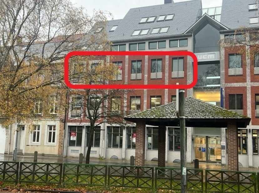 Beau bureau lumineux (120m²) à louer dans un bâtiment sécurisé avec climatisation et ascenseur Loyer 1150euro + 230euro de charges