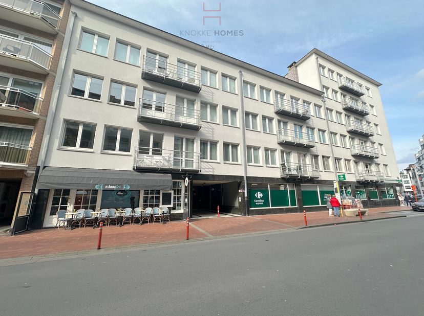 Twee autostaanplaatsen (tandemparking)  te koop in een zijstraat van de Lippenslaan, in het centrum van Knokke. De staanplaatsen bevinden zich in een