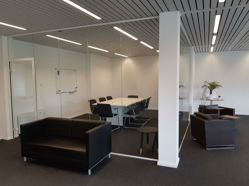Dit kantoorgebouw is uitstekend gelegen langs de E40 ter hoogte van Erembodegem, op 1 minuut van de afrit Aalst. Erembodegem staat in goede verbinding