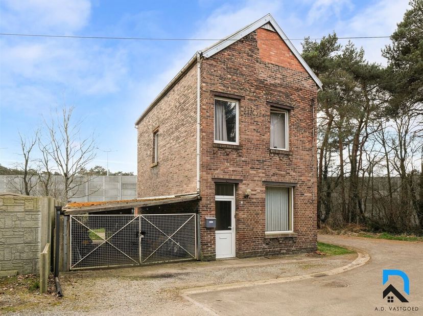 Te renoveren open bebouwing in Genk&lt;br /&gt;
Deze vrijstaande woning in een autoluwe straat geniet van een rustige doch centrale locatie in Genk. Onder m