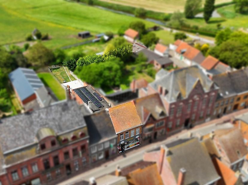 Handelspand met loods en woonst te koop in Roesbrugge Over de woning:In het hart van Roesbrugge vindt u dit uitzonderlijke handelspand met loods én wo