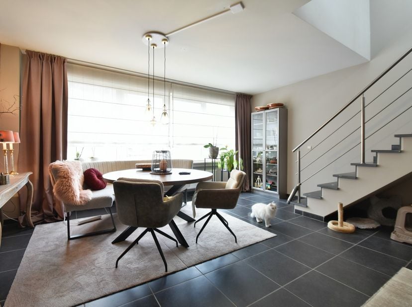 In deze kleinschalige residentie bevindt zich dit knappe duplex-appartement met twee slaapkamers en twee badkamers met een riante oppervlakte van 152