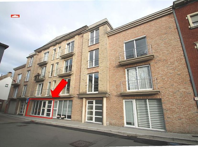 Centraal doch rustig gelegen gelijkvloers appartement van ca 120m² met ruime living met open ingerichte keuken, ingerichte badkamer, afzonderlijk toil