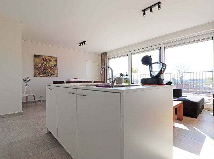 Prachtig appartement met garage gelegen op de tweede verdieping in een stijlvolle kleine residentie.&lt;br /&gt;
Je komt het appartement binnen via de inkom