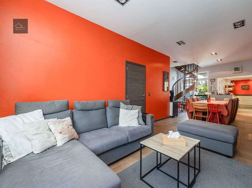 Ruime instapklare woning met zonnepanelen en gezellige koer&lt;br /&gt;
We vinden deze perfect instapklare en tevens zeer ruime woning vlakbij het bruisende
