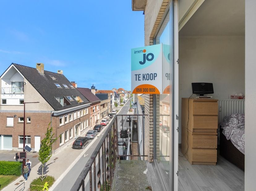 In De Haan, ook wel bekend als Le Coq Sur Mer, bieden wij u dit prachtig net gerenoveerd en instapklaar appartement aan, gelegen en te koop in de Grot