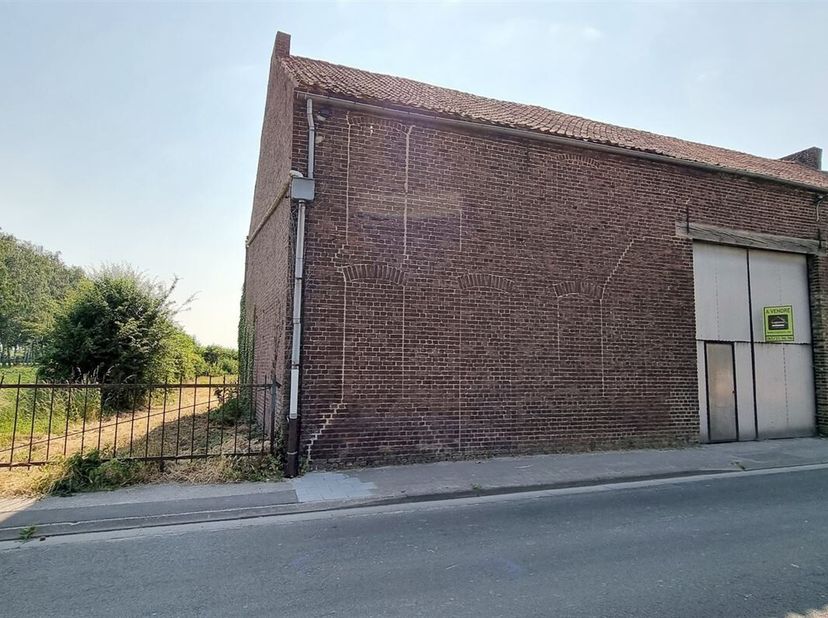 SOUS OPTION - PLUS DE VISITE - Grange de +/- 300 m² au sol avec passage latéral et beau terrain.&lt;br /&gt;
RC: A FIXER.&lt;br /&gt;
Superficie totale: 14 ares 6