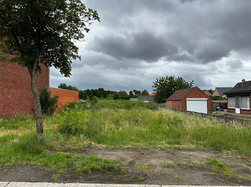 Zuid-georiënteerde bouwgrond voor halfopen bebouwing van 837m² met ca. 15m grondbreedte te koop.Op zoek naar de perfecte plek voor uw droomwoning? Dez