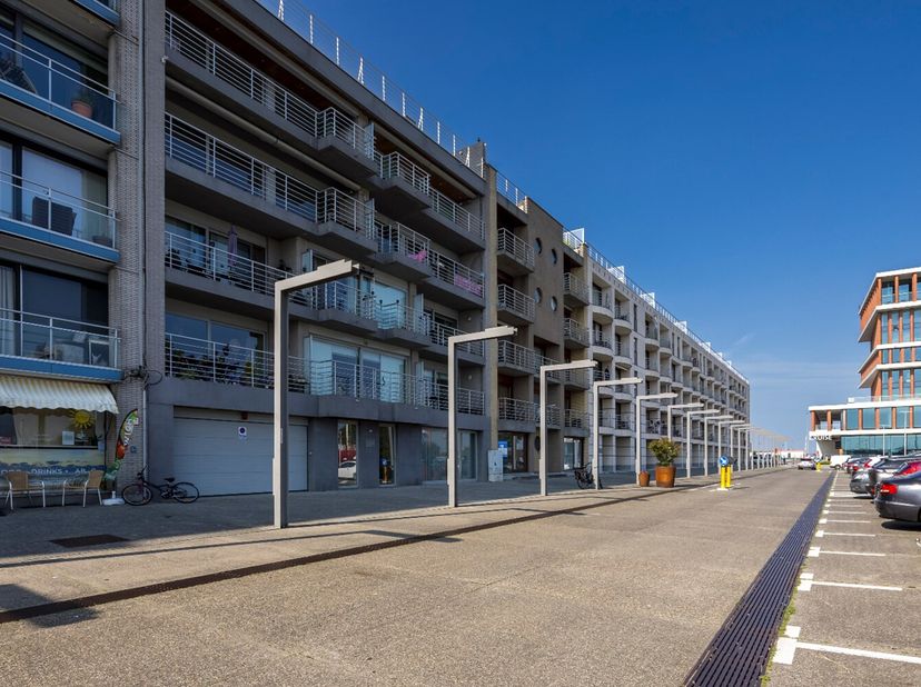 Très bel appartement extrêmement soigné avec une largeur de façade de plus de 7m. L&#039;appartement est équipé de matériaux de très haute qualité, offre u