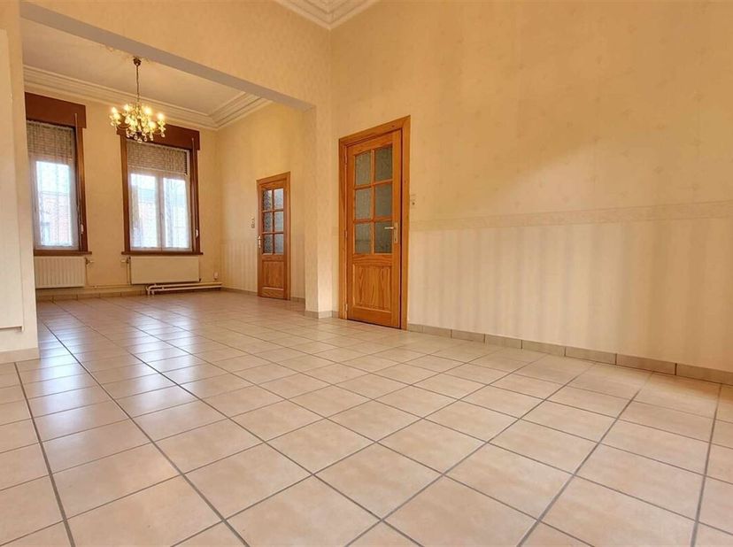 Vaste maison de ville en bon état général située à deux pas du Chwapi, extra-muros, avec un joli jardin.&lt;br /&gt;
Cette maison pleine de charme  bénéfici