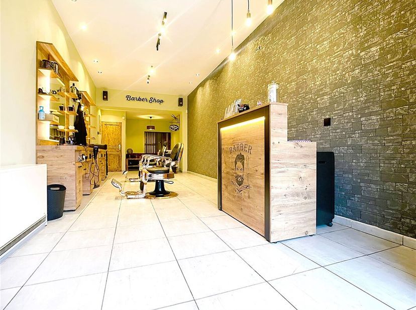 Commerce avec appartement duplex situé à Herseaux Gare, dans un secteur à caractère commercial.&lt;br /&gt;
Au rez-de-chaussée, vous trouverez une surface d