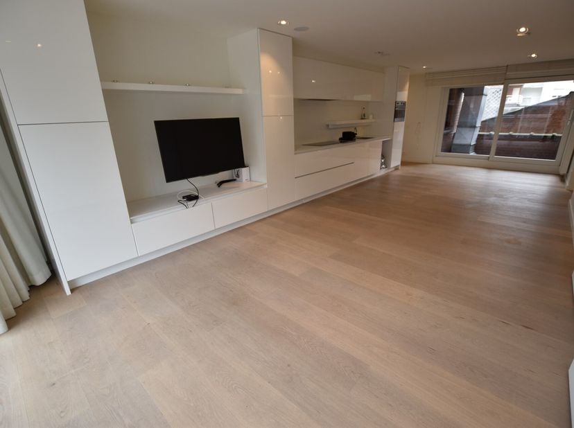 NON MEUBLÉ - Appartement unique avec vue latérale sur la mer, situé au centre de la place de la tour de lumière.&lt;br /&gt;
Disposition : hall d&#039;entrée ave