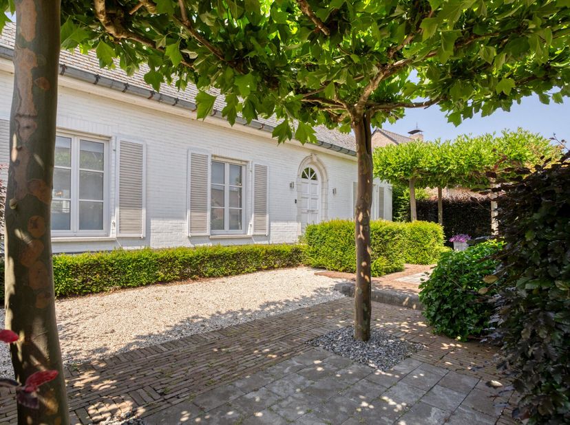 Deze ruime en lichtrijke woning met vijf slaapkamers is gelegen in een bijzonder rustige buurt in Veerle, op een zonnig perceel van maar liefst 980 m²