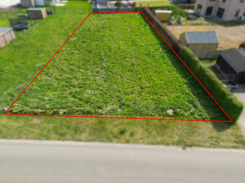 RUSTIG GELEGEN BOUWGROND &lt;br /&gt;
 &lt;br /&gt;
Op een boogscheut van het centrum (lot 4 van de verkaveling).   &lt;br /&gt;
Het perceel leent zich voor het bouwen