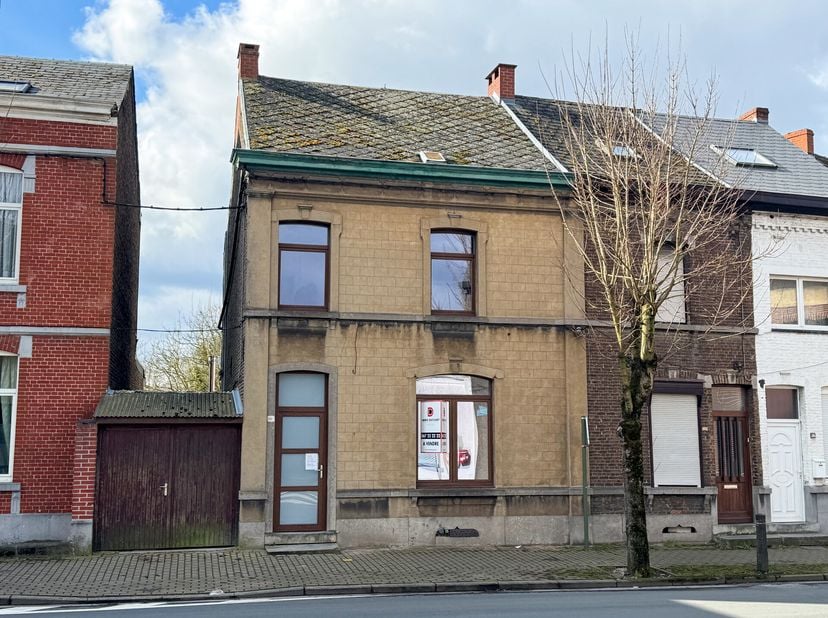 Immo Dussart vous propose une maison pleine de charme à Manage, idéale pour les amateurs de belles demeures à rénover. Avec ses élégantes moulures dép