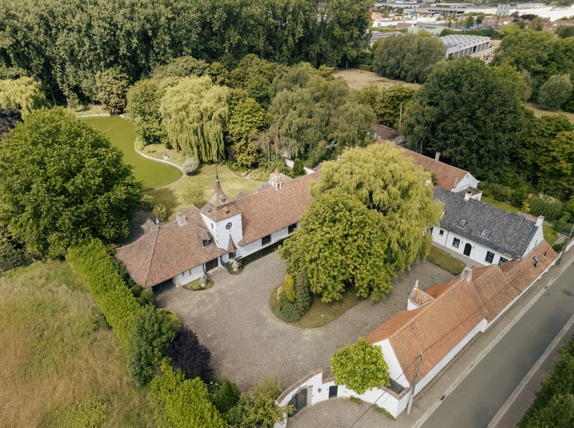 Dit uitzonderlijke domein bevindt zich op een steenworp van de Grote Markt van Roeselare (slechts 2,5 km in vogelvlucht) en heeft een vlotte verbindin