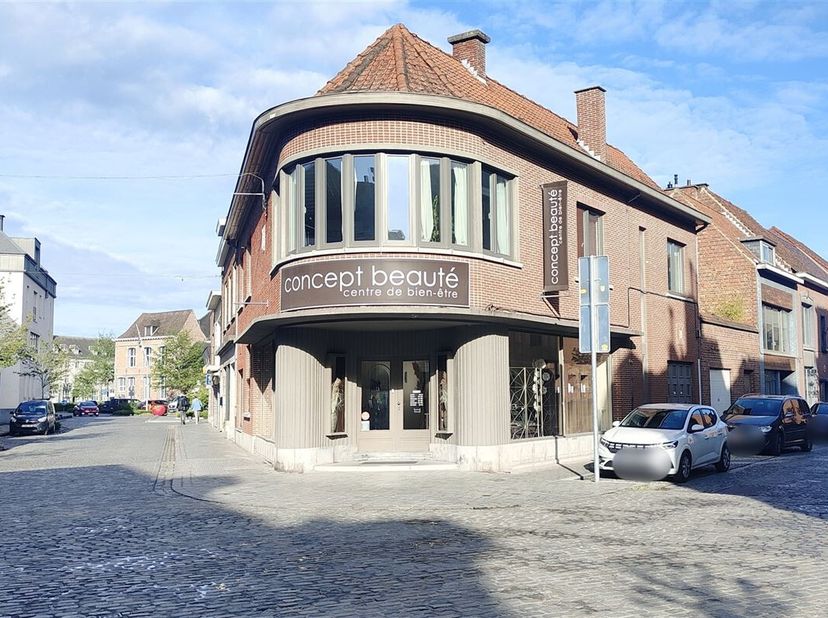 Henro immo vous présente cette surface commerciale de + de 140 m² , situation idéale menant vers la rue Royale.&lt;br /&gt;
Open-space en angle profitant d&#039;