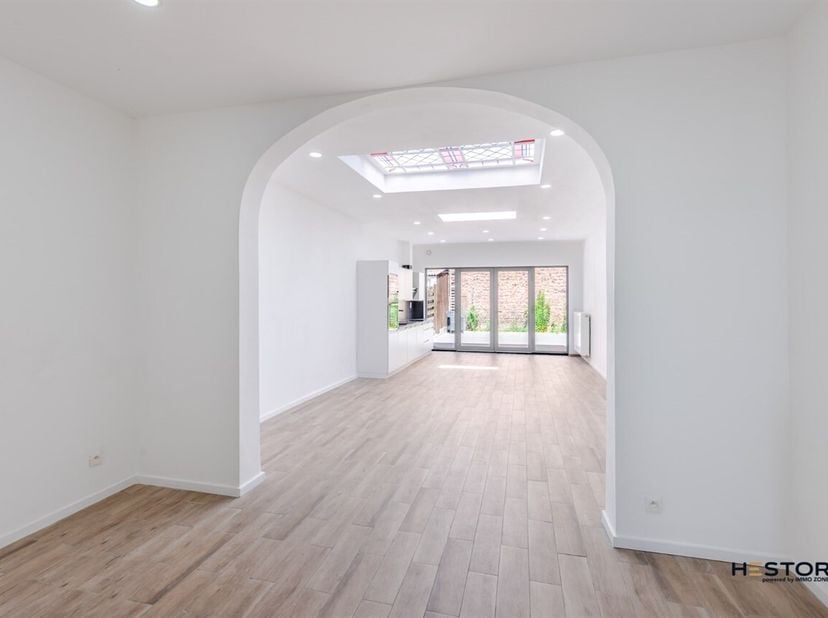 Bent u op zoek naar een gerenoveerde en instapklare woning in Sint-Niklaas? Dan is dit zeker iets voor u!&lt;br /&gt;
 U betreedt de woning via de inkomhal.