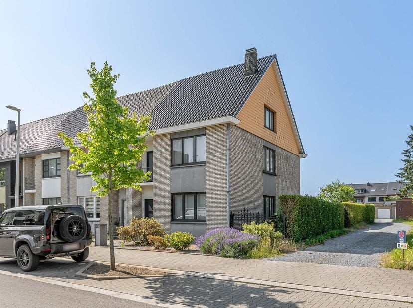 Welkom in deze goed onderhouden woning. De woning is gelegen op een rustige straat en heeft 5 slaapkamers.&lt;br /&gt;
&lt;br /&gt;
Bij binnenkomst komen we eerst