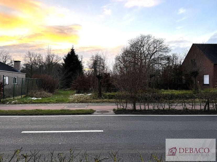 Bouwgrond voor OB op een toplocatie!&lt;br /&gt;
De totale oppervlakte bedraagt 1.881m², met een breedte aan de straat van 20m.&lt;br /&gt;
Het perceel is westeli