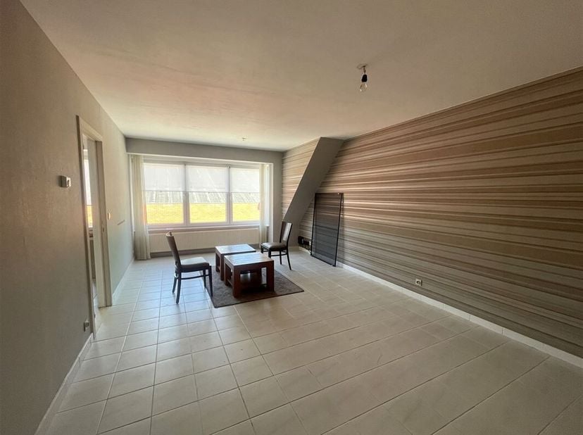 Appartement avec 2 chambres à louer dans le centre de Middelkerke.&lt;br /&gt;
Il est situé au 2ème étage d&#039;un petit immeuble sans ascenseur.&lt;br /&gt;
Aménagem