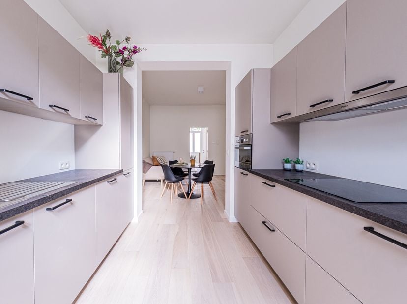 Gelijkvloers appartement met terras, volledig instapklaar&lt;br /&gt;
Bent u op zoek naar een recent gerenoveerd appartement op een uitstekende locatie? Dan