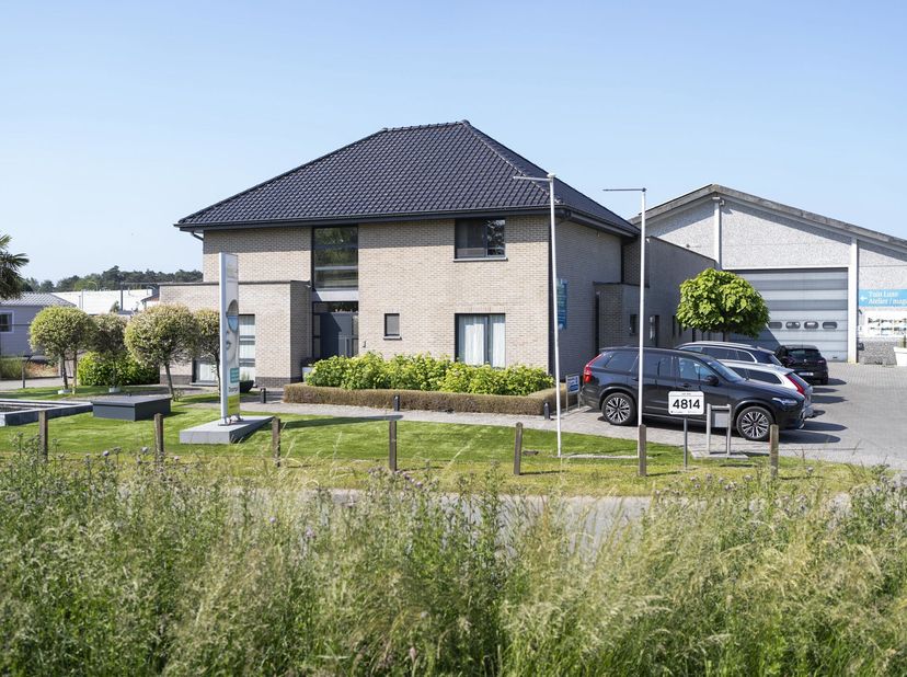 Uniek bedrijfsgebouw met luxueuze villa op toplocatie in Beveren Te Koop&lt;br /&gt;
Deze uitzonderlijke eigendom biedt een unieke combinatie van een hoogwa