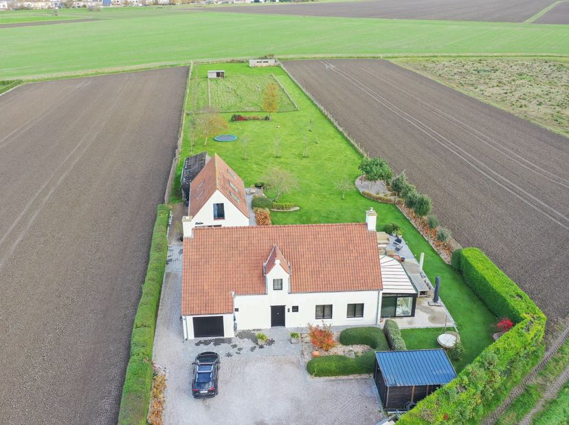 Uitzonderlijke en gerenoveerde eigendom ( 5.510 m² grond ) vlakbij het centrum van Knokke-Heist en toch genietend van een uitzonderlijk open zicht ove