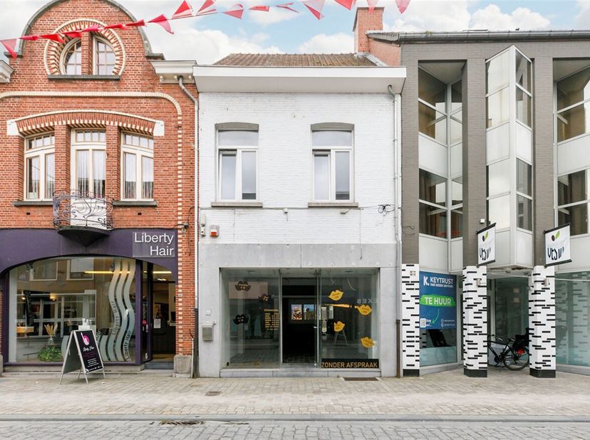 Handelspand met appartement in hartje Herentals.&lt;br /&gt;
Wie op zoek is naar een centraal gelegen handelspand met mogelijkheid tot woonst, is hier aan h