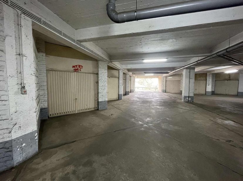 Vorst dichtbij Ukkel. Garage direct naast de Alsembergsesteenweg. Bezoek en inlichtingen 02/669.43.62 of info@flho.eu