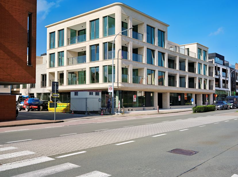 Les bureaux (1 013 m²) du nouveau projet BelFort sont situés dans un emplacement privilégié à Sint-Andries, à l&#039;angle de la Torhoutse Steenweg et de l