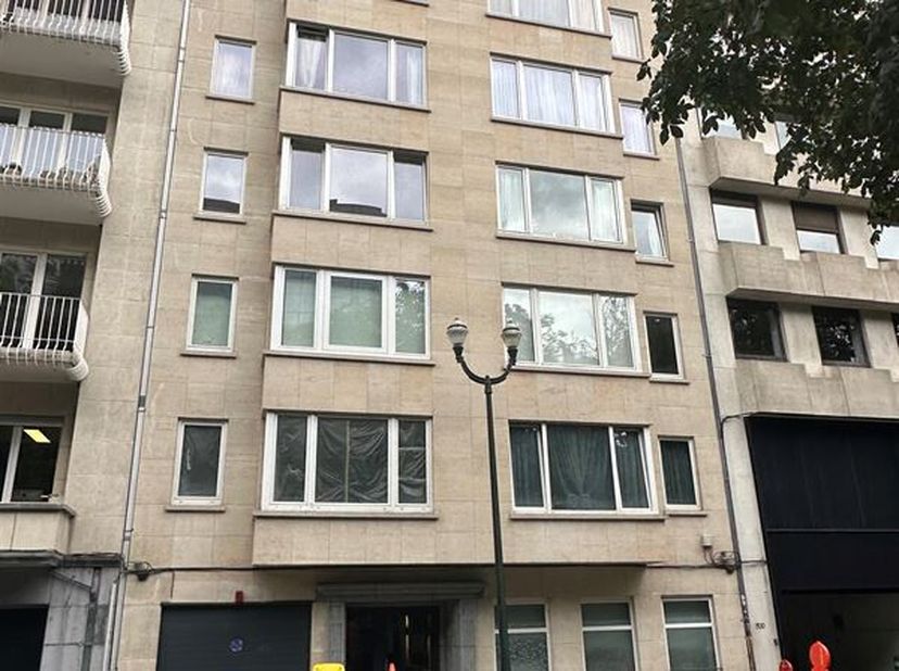 En lisière du Bois de la Cambre bel appartement +/- 57 m² (PEB) au 1er étage/8 dans un immeuble construit en 1961  hall d&#039;entrée beau living +/- 30 m²