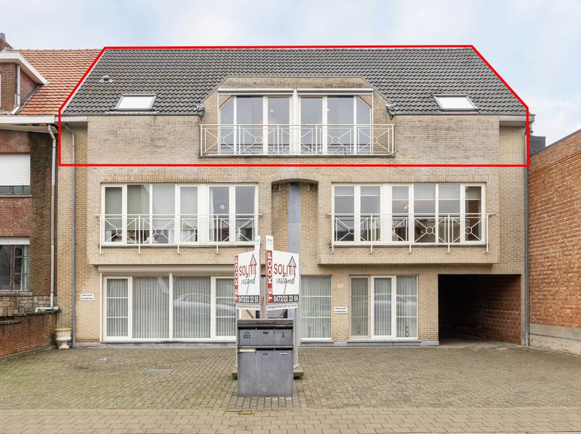 Zeer mooi en ruim dakappartement van 122m² gelegen in een kleinschalig gebouw met 2 ruime slaapkamers en groot terras.&lt;br /&gt;
Indeling: inkomhal met ve