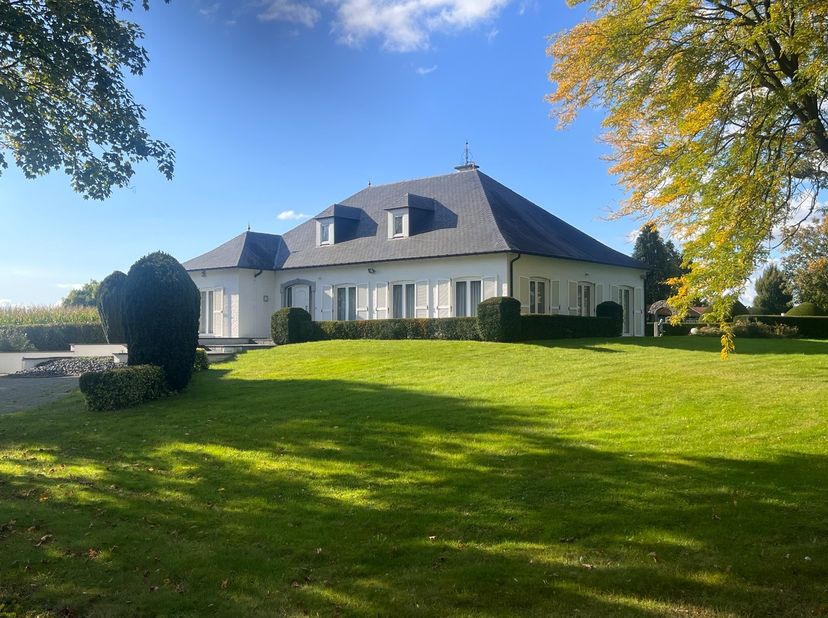 Deze tijdloze villa onder klassieke architectuur ligt op een landelijke locatie omringd door een natuurrijke omgeving. De villa werd goed onderhouden