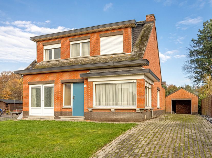 GELIJKVLOERS&lt;br /&gt;
Inkomhal 7 m² op tegel. Leefruimte 28 m² op tegel. Keuken 13,5 m² op tegel met dubbele spoelbak. Veranda 19,5 m² op tegel inclusief
