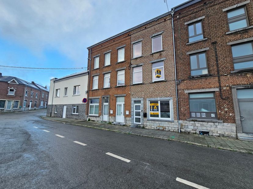 Jemelle : Maison 3 chambres proche de toutes commodités située à proximité immédiate des commerces, écoles et de la gare (à seulement 50 m), cette mai