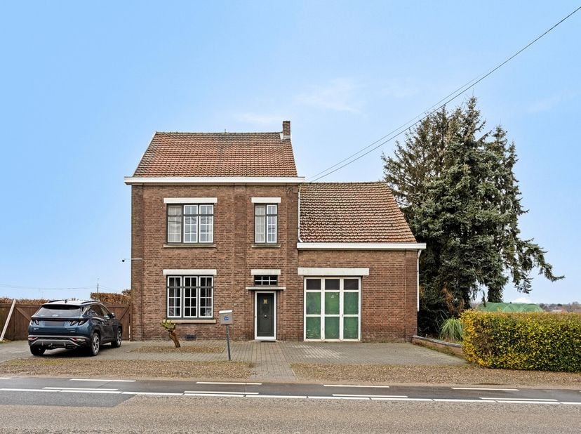 Bent u op zoek naar een ruime gezinswoning met tal van mogelijkheden? Of een interessante investeringskans?&lt;br /&gt;
Dan is deze woning op de Kiezelweg 4