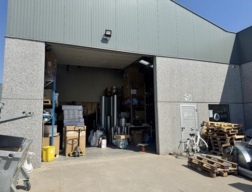                                         Entrepôt à louer à Gullegem, € 995
