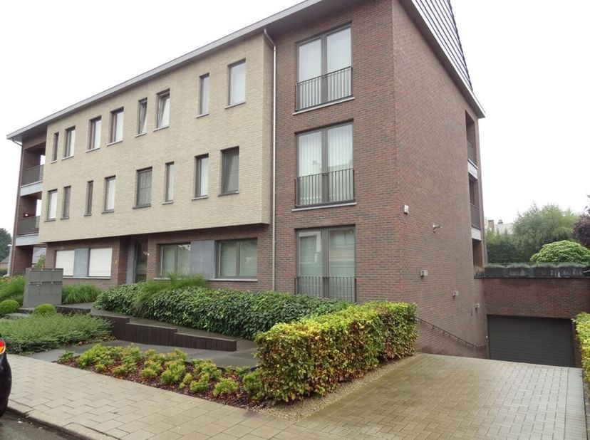 Overdekte autostaanplaats voor 2 auto&#039;s gelegen in ondergrondse garage appartementsgebouw &quot;Coin Sud&quot;.&lt;br /&gt;
Afmetingen autostaanplaats: 2.50 m x 9.70