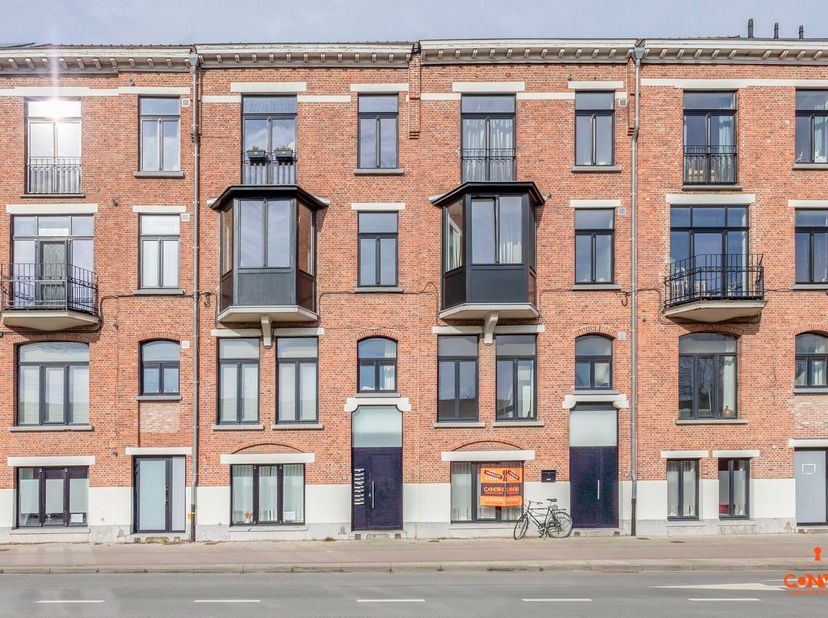 Dit appartement is uitstekend gelegen nabij winkels, scholen, UZ en openbaar vervoer zoals station Gent-Sint-Pietersstation, bus- en tramhaltes.&lt;br /&gt;
