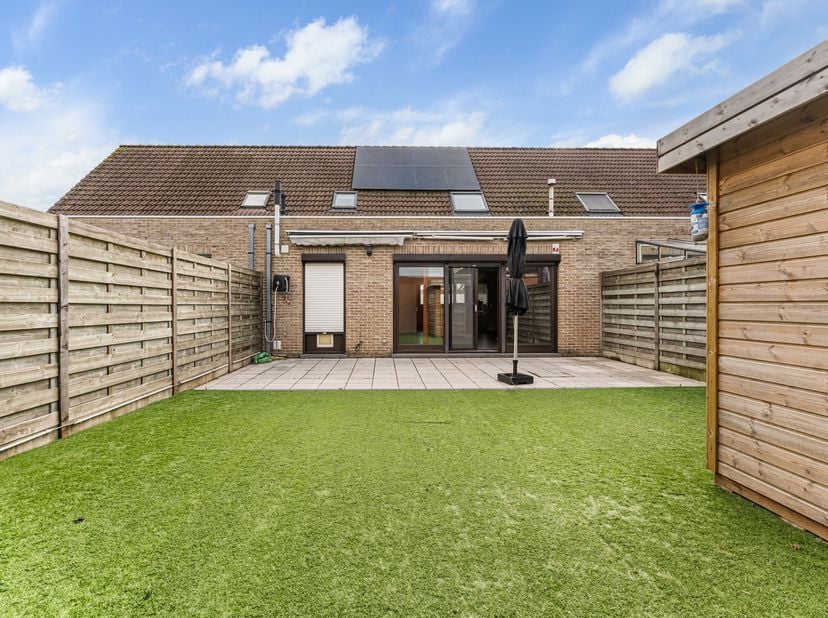Instapklare woning met 2 garages in Menen zoekt nieuwe eigenaar!&lt;br /&gt;
Deze charmante woning verwelkomt je via de inkomhal, met directe toegang tot de