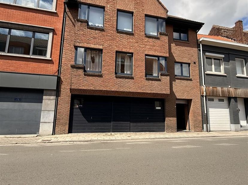 living, keuken, badk, berging, afz wc, 2 slpks,  zolderkamer, berging glv, cv-gas, garage, EPC : 130 kWh/m², € 650,00/m + voorschot verbruik gemeensch