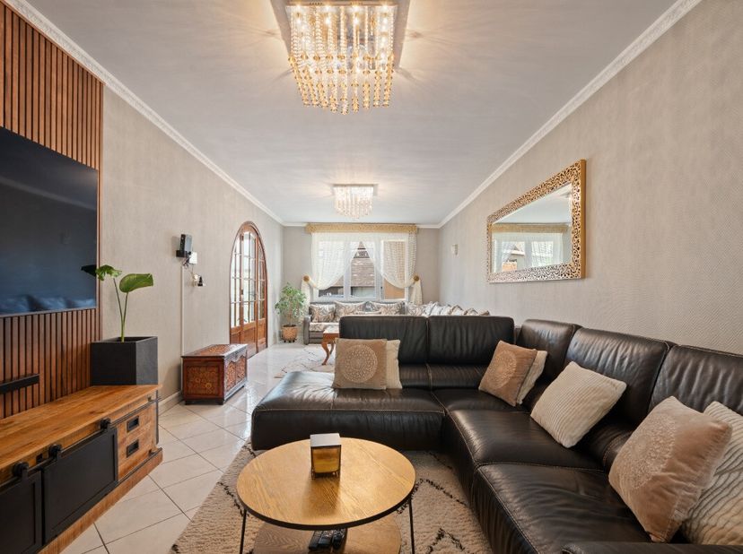 Maison familiale avec jardin, 5 chambres et panneaux solaires Sur un terrain de 6a90ca, cette maison trois façades, partiellement rénovée, offre un gr