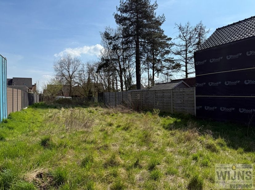 Deze goed gelegen bouwgrond van 512 m² bevindt zich in de rustige en groene omgeving van Beerzel, aan de Bareelstraat. De grond biedt de ideale mogeli