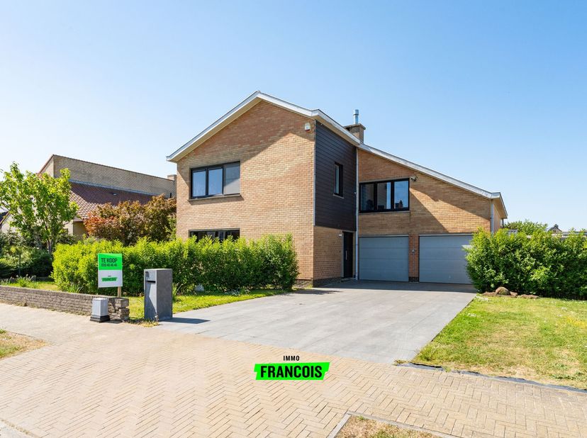 Wonen waar anderen op vakantie komen? Dat kan in deze charmante open bebouwing, gelegen op een absolute toplocatie in het rustige en groene Raversijde